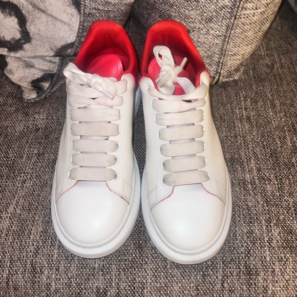 Alexander McQeen - Picture 2 of 3